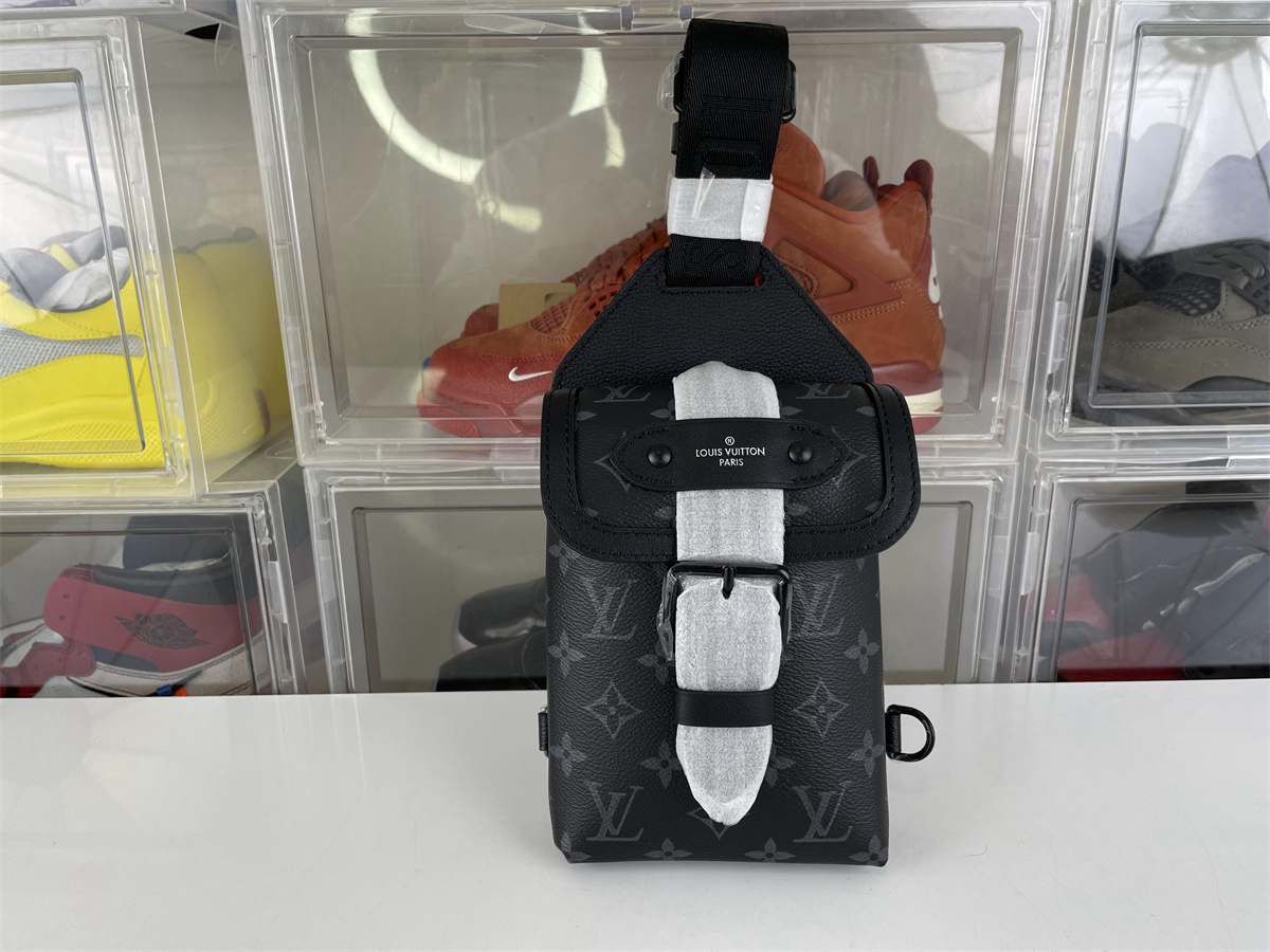 LV Saumur  man's shoulder bag Black ( 18 x 13 x 3.5 cm)