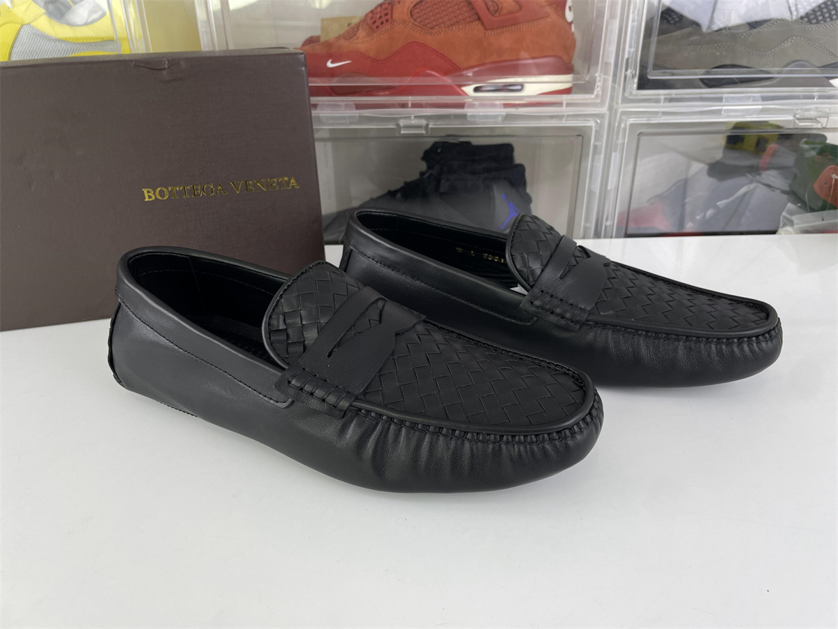 Bottega Veneta Man's Black Leather Loafer shoes