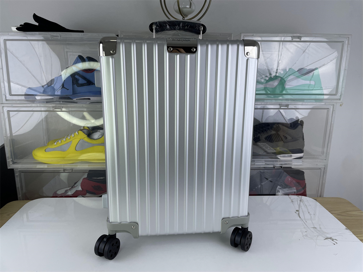 RIMOWA AirPlane Boarding Luggage in Silver color, 20 inch