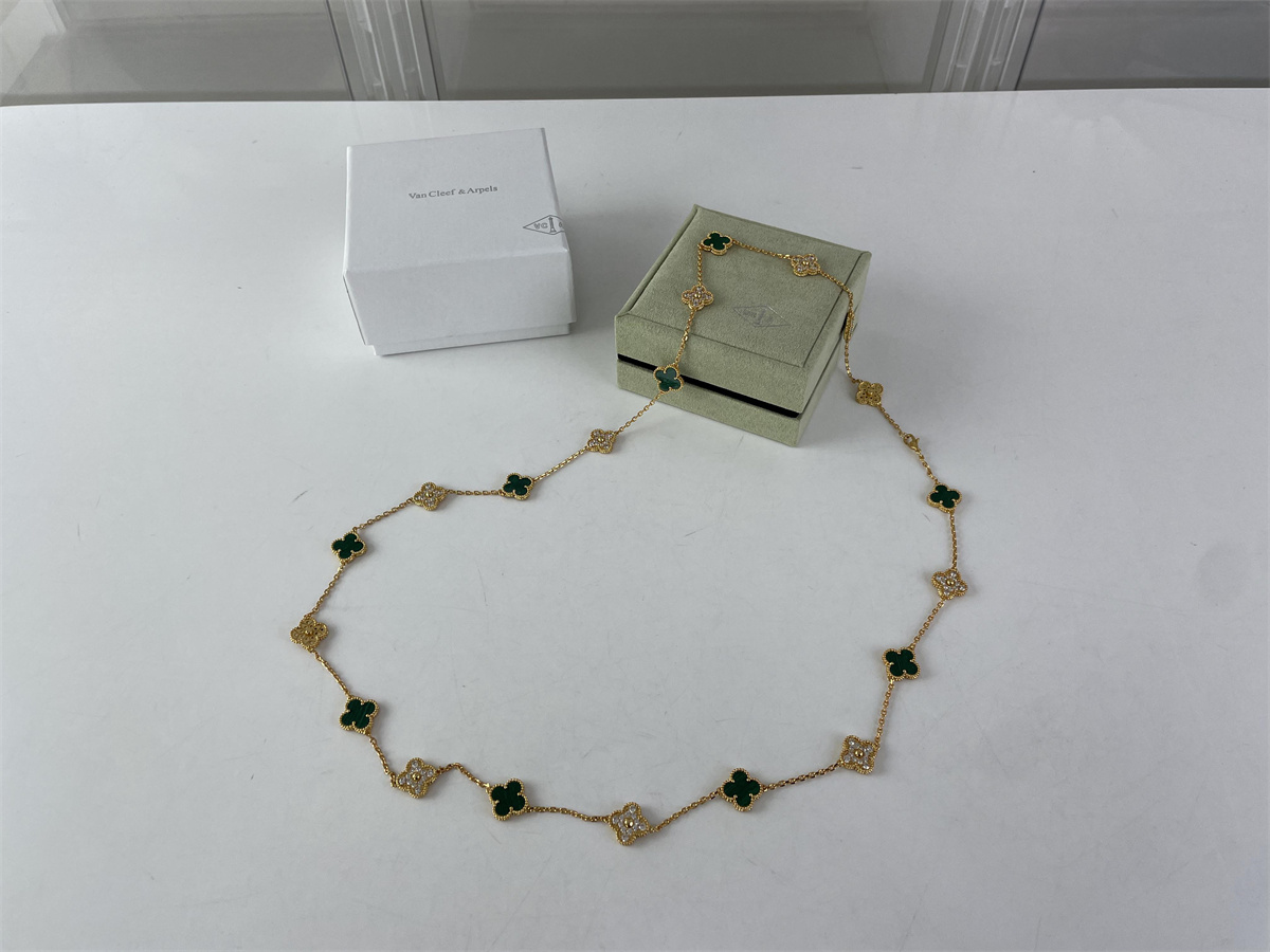 Van Cleef & Arpels Emerald Yellow Gold Necklace 20 leafs, (90cm length)